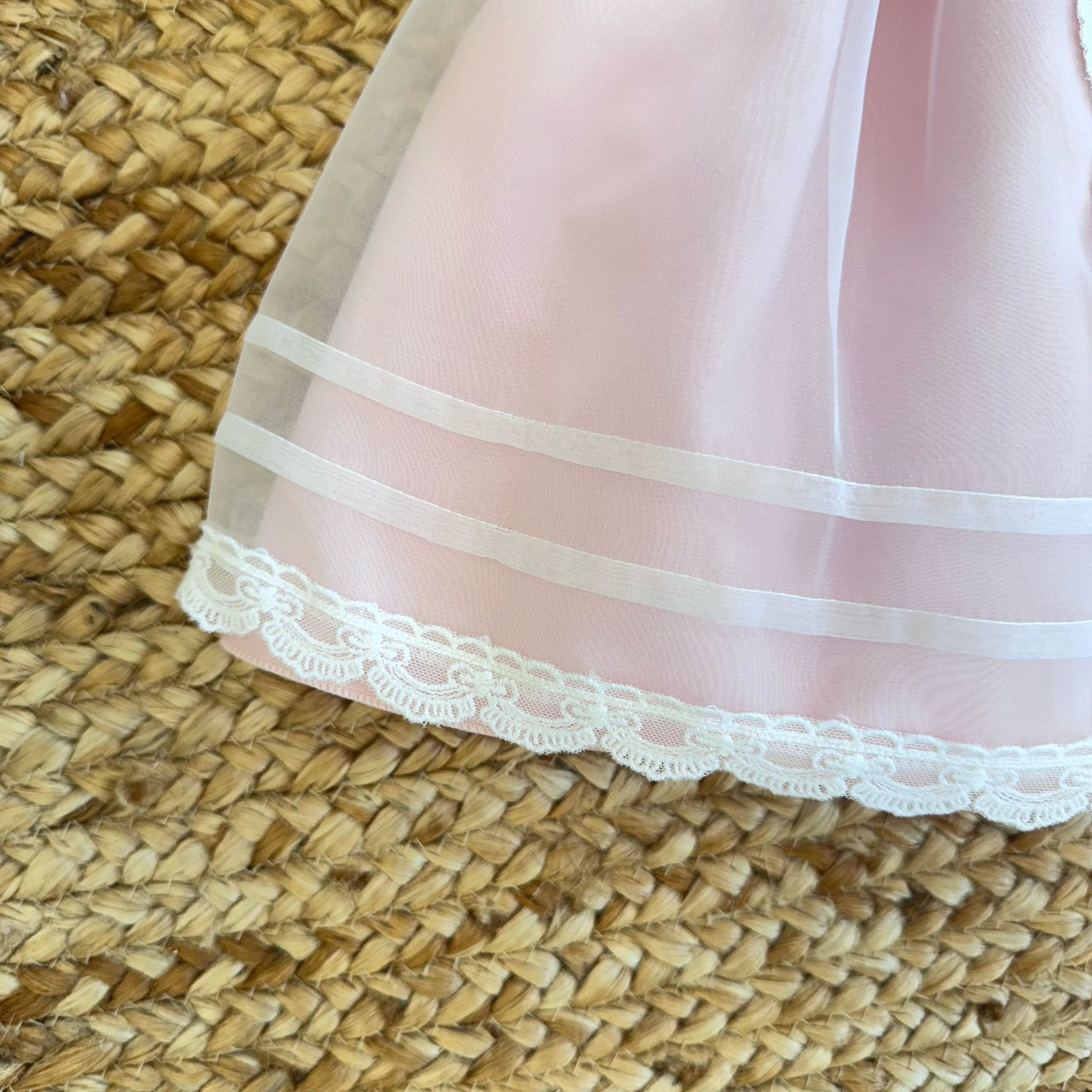 Pizzo ricamato centrale su gonna rosa