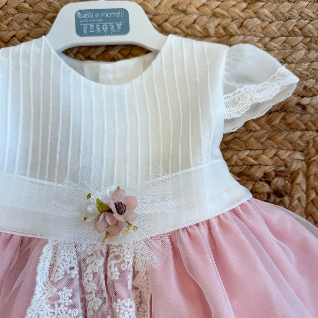 Abito rosa neonata con fiore in vita e pizzo

