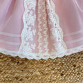 Pizzo ricamato centrale su gonna rosa

