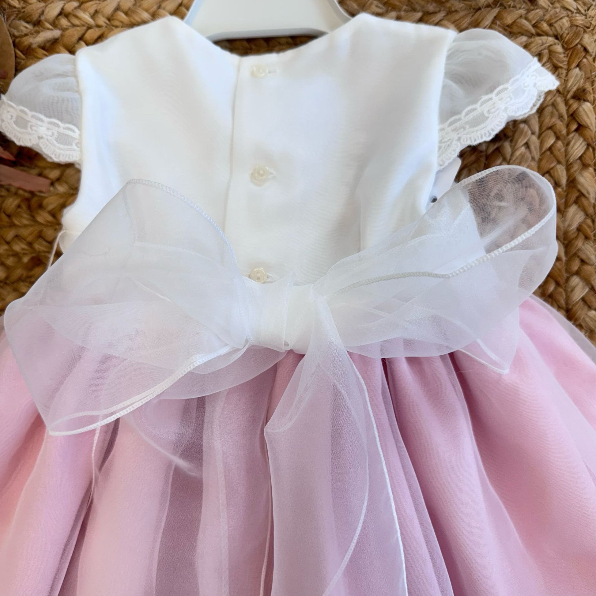 Maxi fiocco in organza sul retro dell’abito da cerimonia