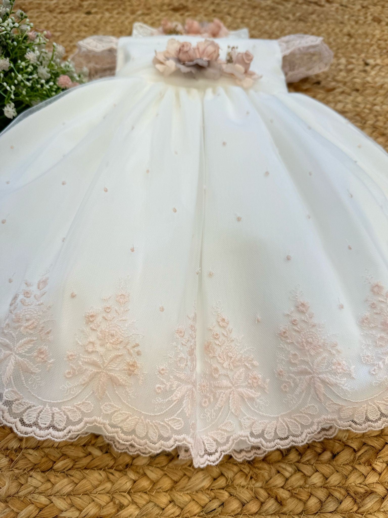 ABITO BATTESIMO BIMBA TULLE RICAMATO CON FIORI E FASCETTA