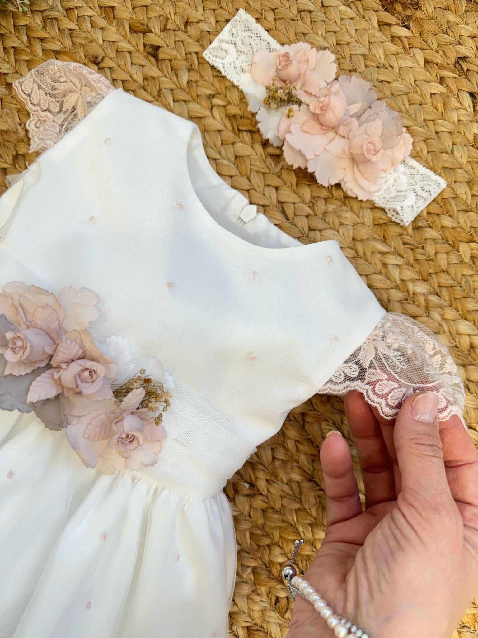 ABITO BATTESIMO BIMBA TULLE RICAMATO CON FIORI E FASCETTA