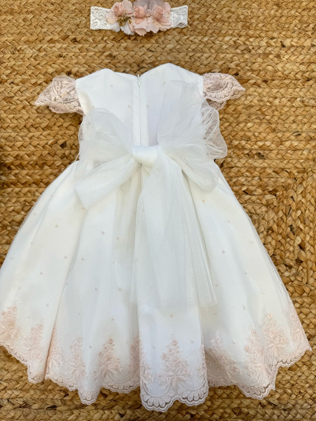 ABITO BATTESIMO BIMBA TULLE RICAMATO CON FIORI E FASCETTA