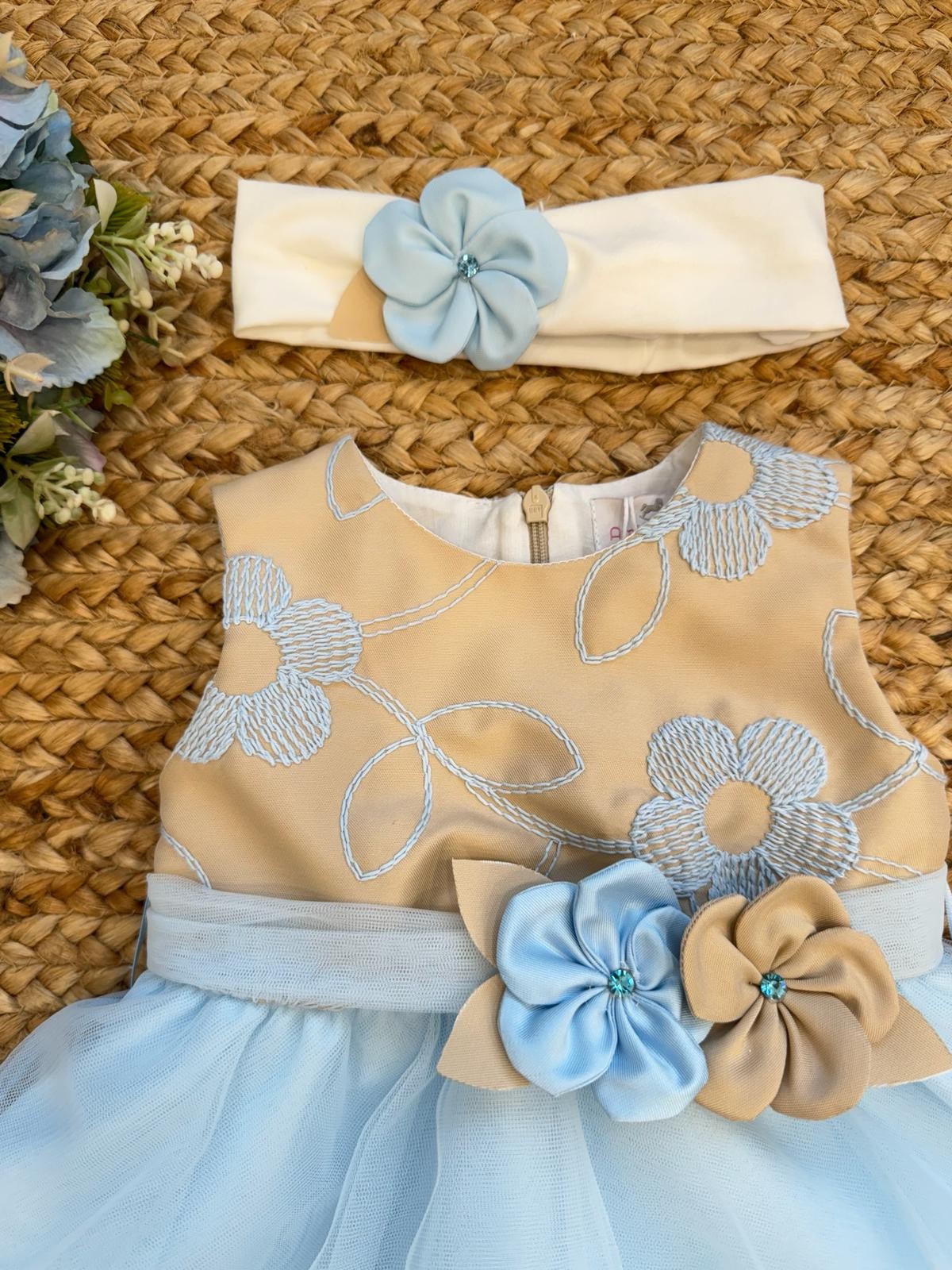 Abito ricamato Con Gonna In Tulle e Cintura Con Spilla Fiori