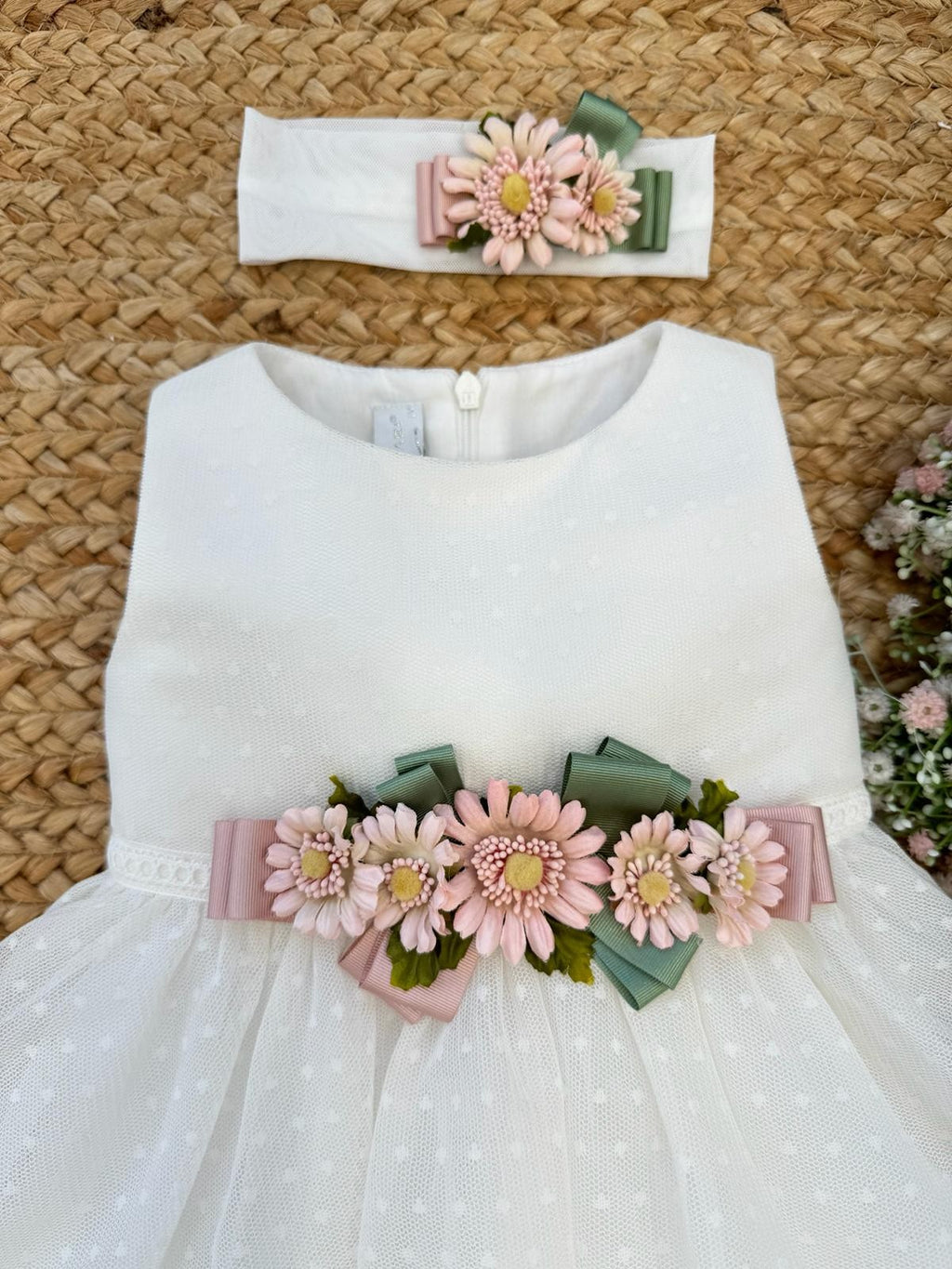 Abito In Tulle Con Orlo In Pizzo, Spilla Fiori