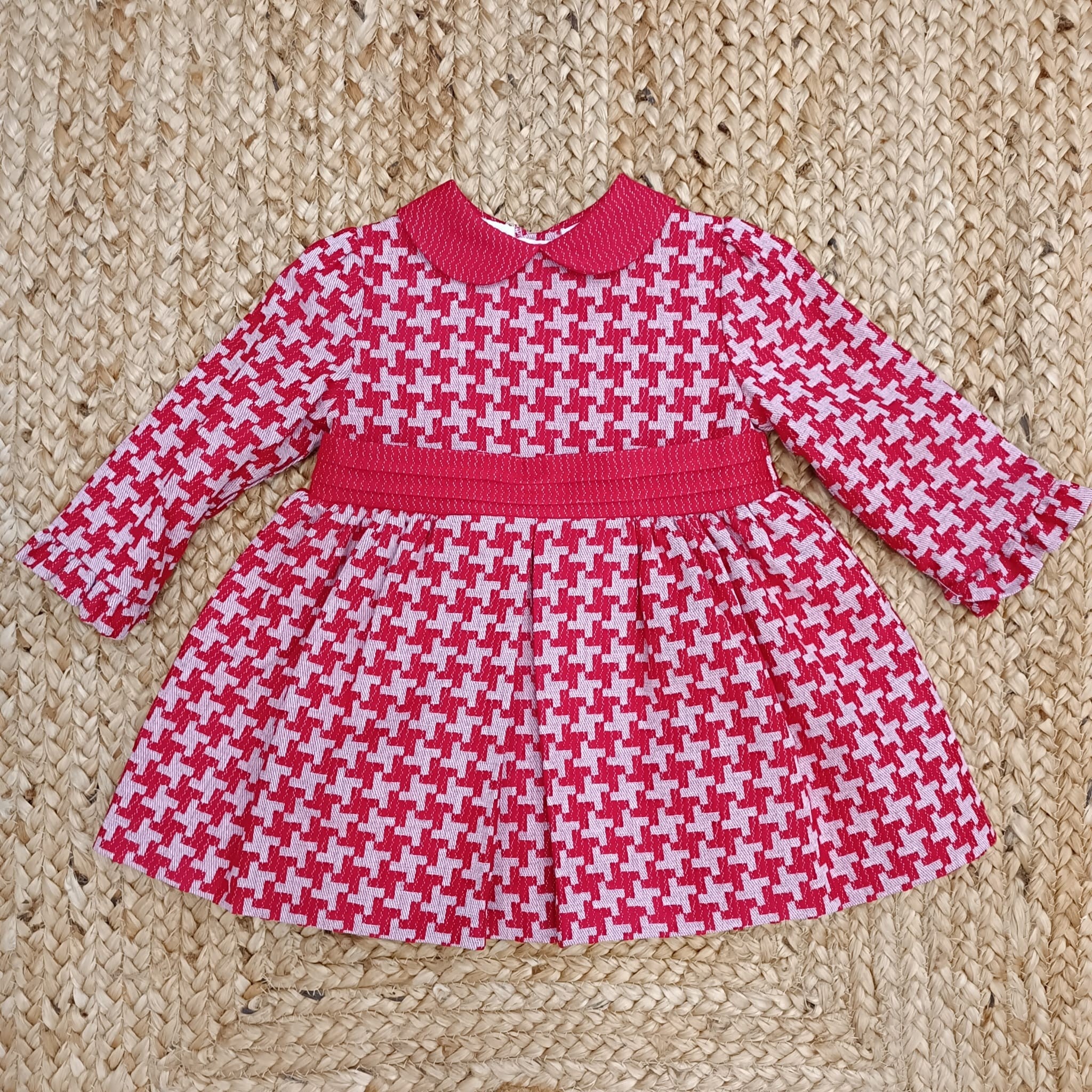 Abito Pied De Poule Rosso Con Colletto, Fascia In Vita Sul Davanti, Abbottonatura Sul Retro Con Bottoni.