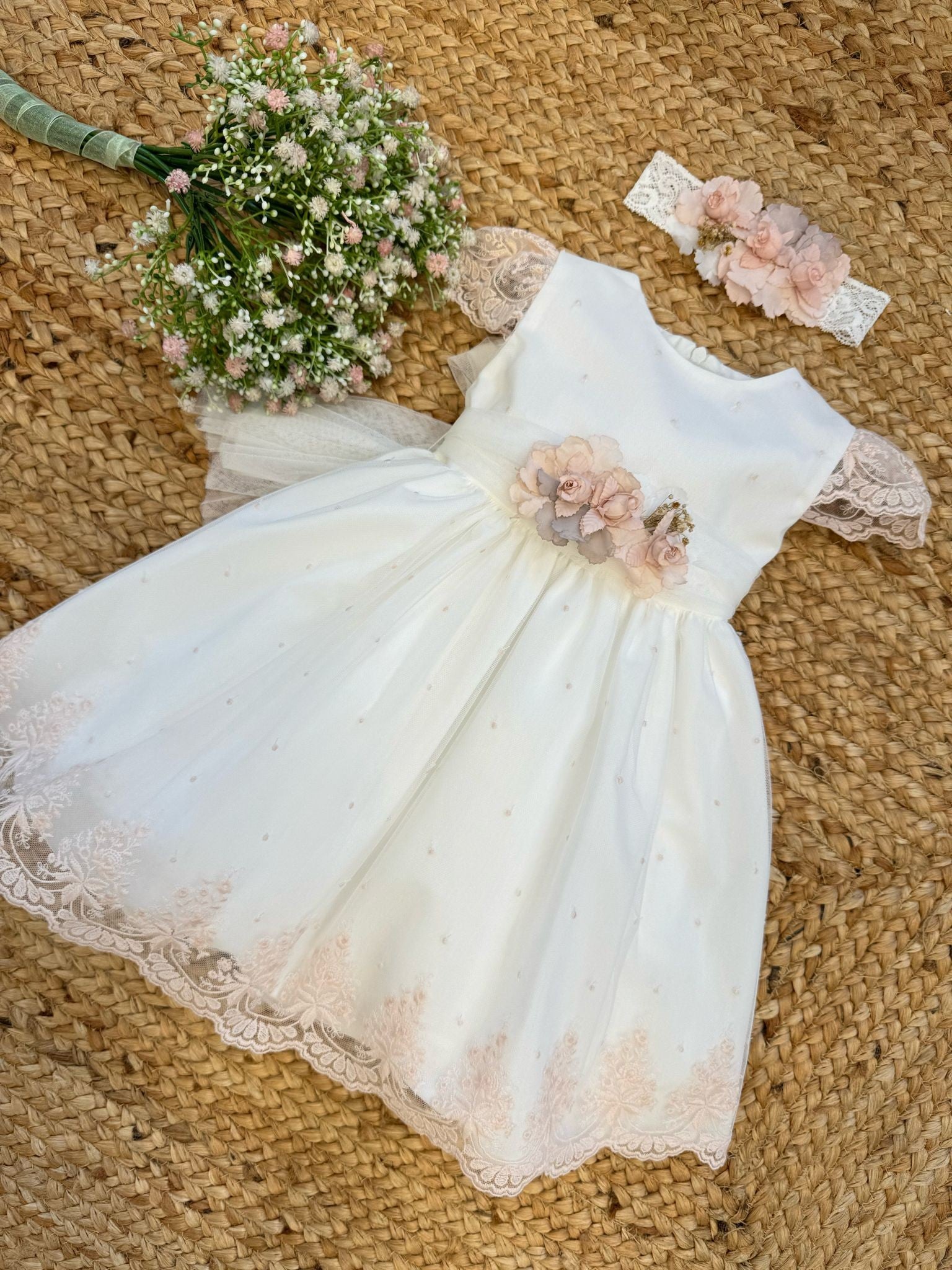 ABITO BATTESIMO BIMBA TULLE RICAMATO CON FIORI E FASCETTA