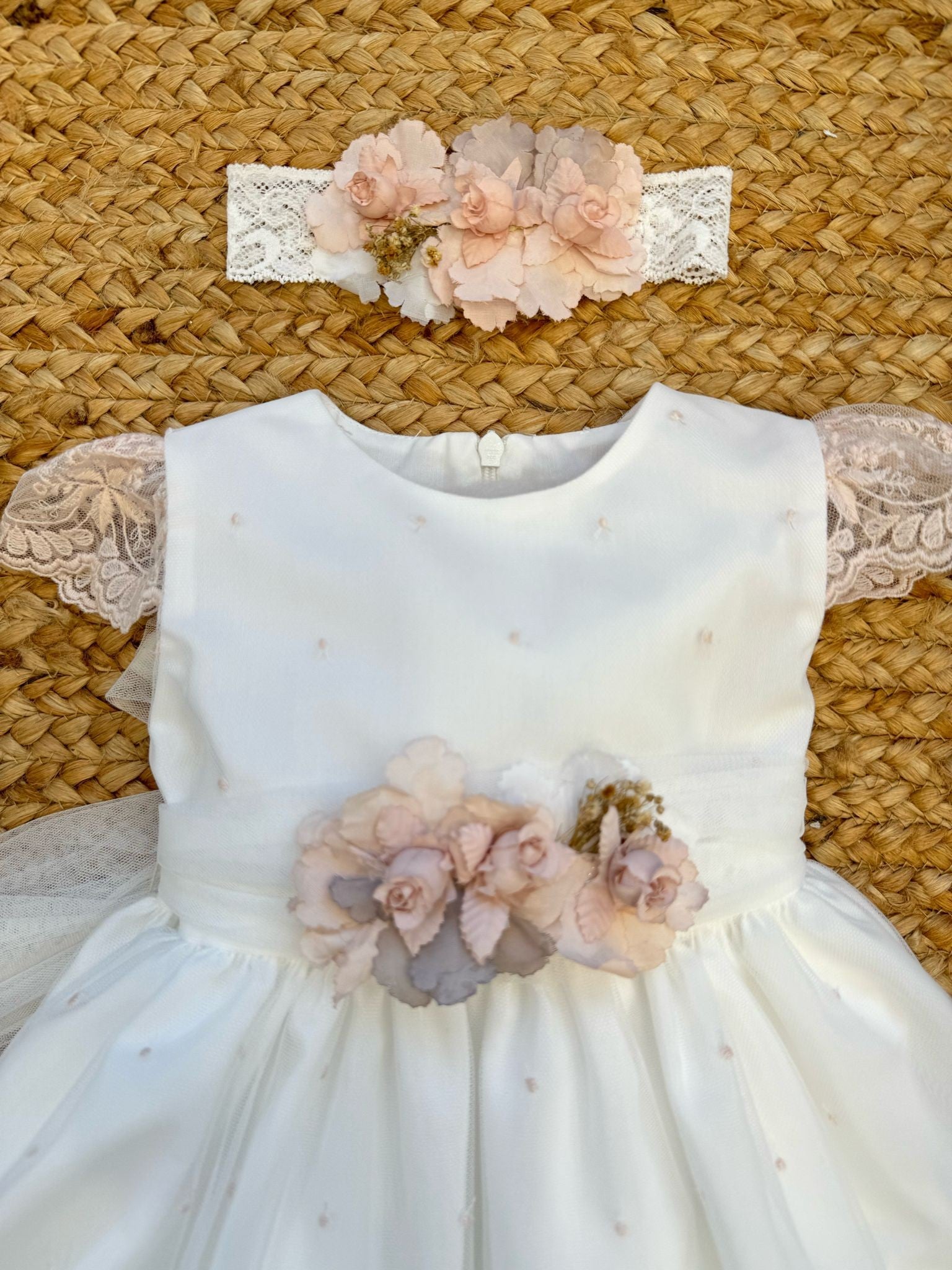 ABITO BATTESIMO BIMBA TULLE RICAMATO CON FIORI E FASCETTA