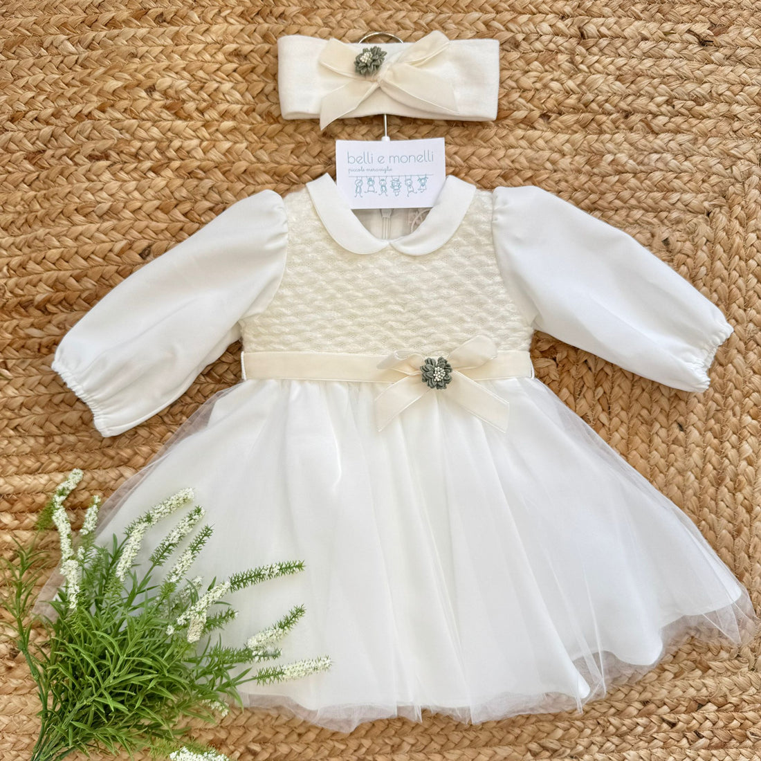 abito battesimo bambina panna con fiocco tortora e fiore verde salvia