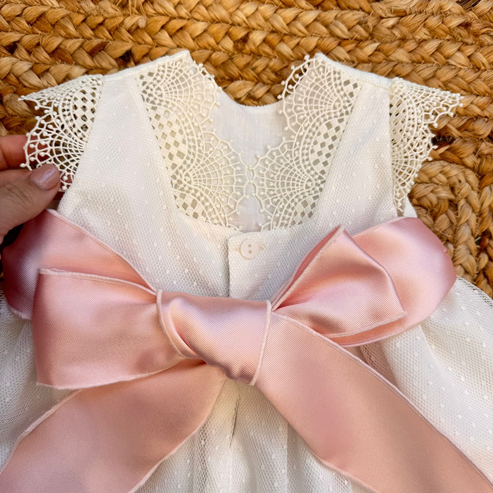 abito battesimo bimba avorio con tulle plumetis e fascia rosa cipria