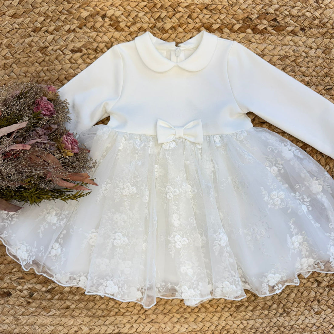 bambina con abito battesimo ricamato e fiocco in vita