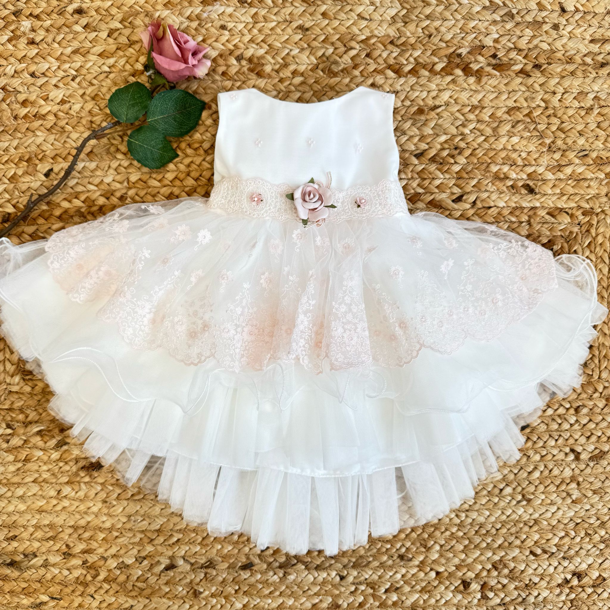 Abito da battesimo Mimilù in tulle ricamato con fiorellini rosa e balze