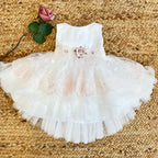 Abito da battesimo Mimilù in tulle ricamato con fiorellini rosa e balze