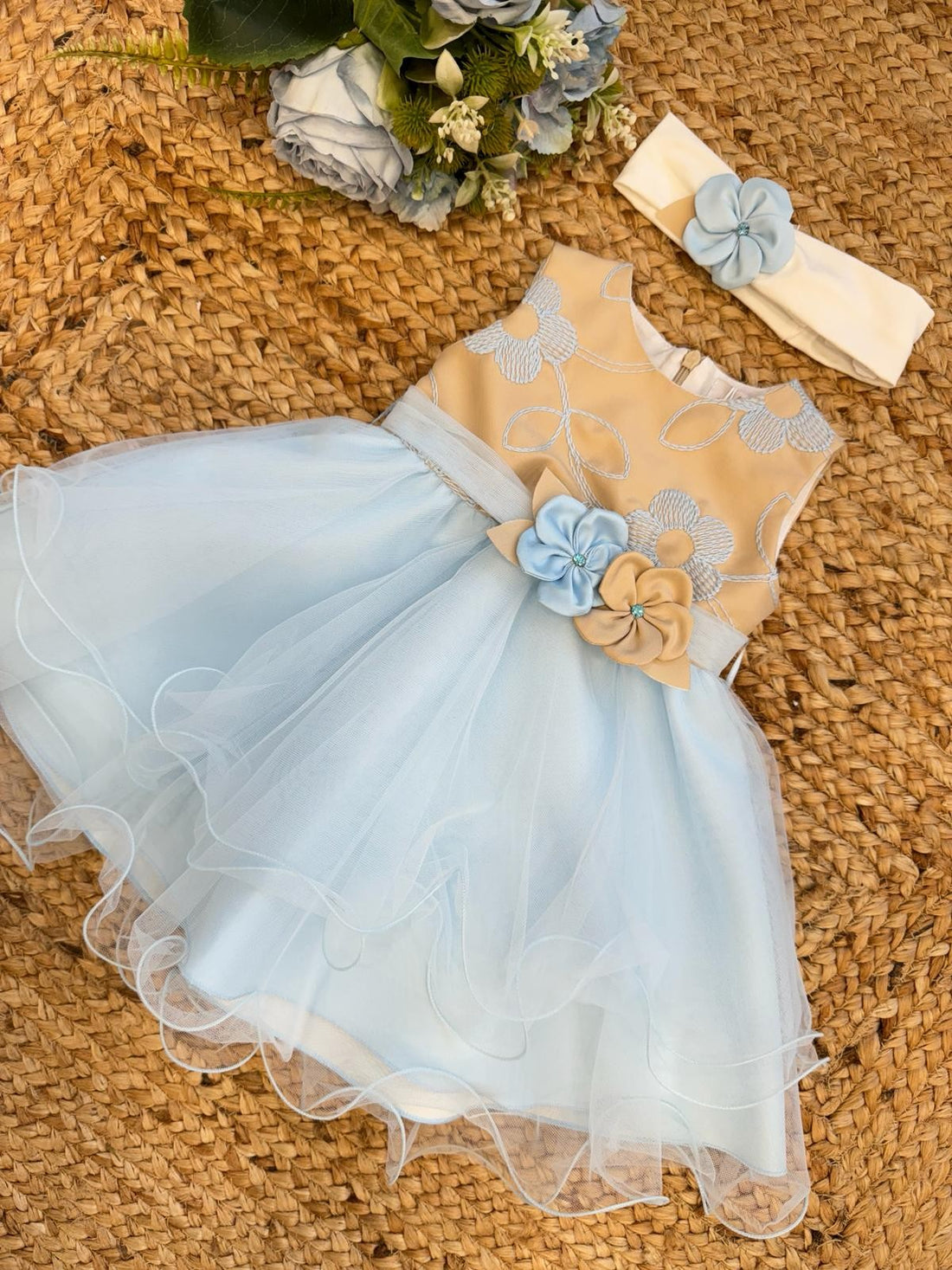 Abito ricamato Con Gonna In Tulle e Cintura Con Spilla Fiori