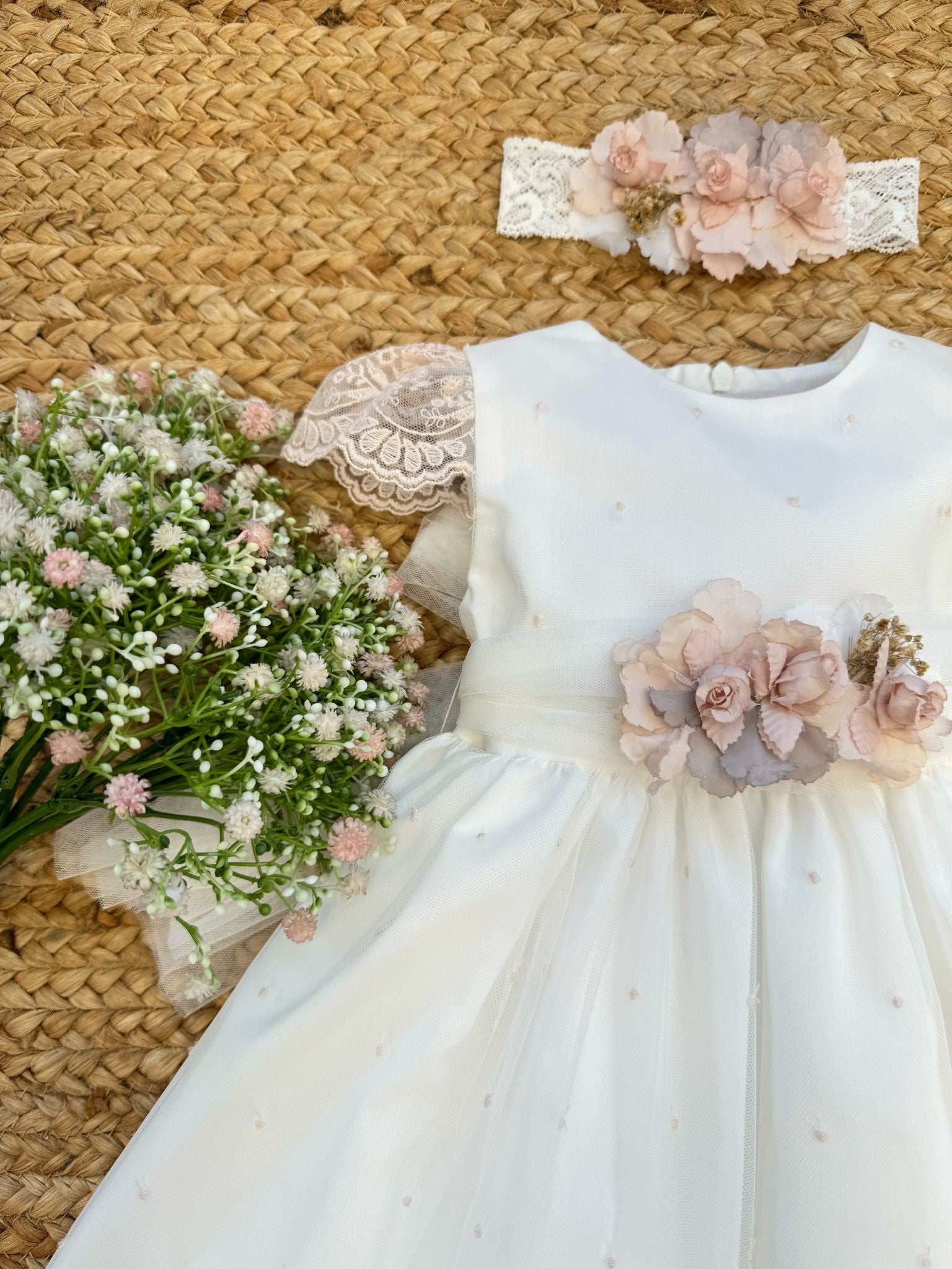 ABITO BATTESIMO BIMBA TULLE RICAMATO CON FIORI E FASCETTA