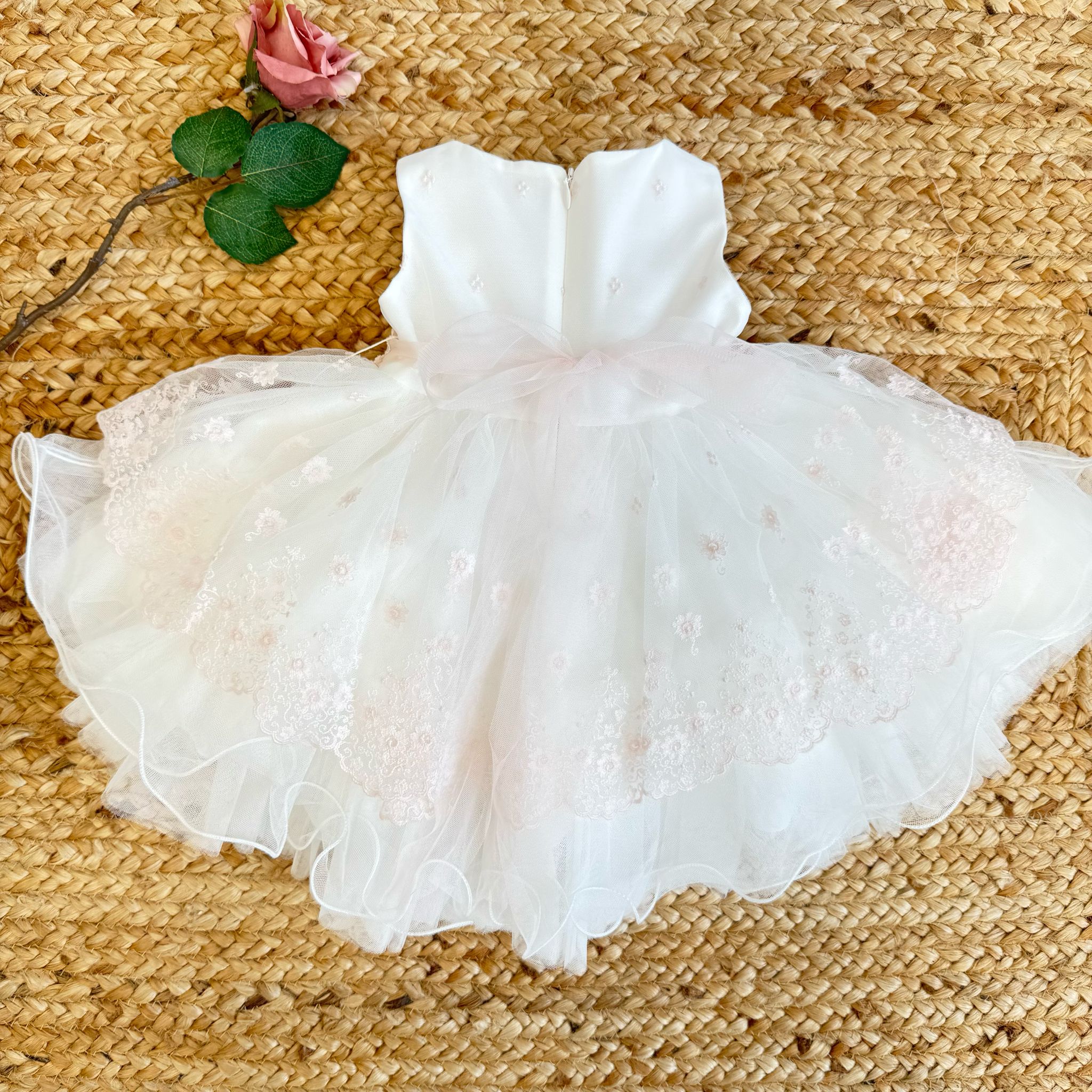 Vista posteriore dell’abito battesimo Mimilù con coda in tulle e fiocco