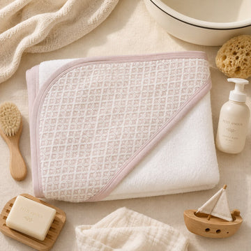 Accappatoio con cappuccio bambina in cotone e bambù panna con profili rosa e pizzo Made in Italy.