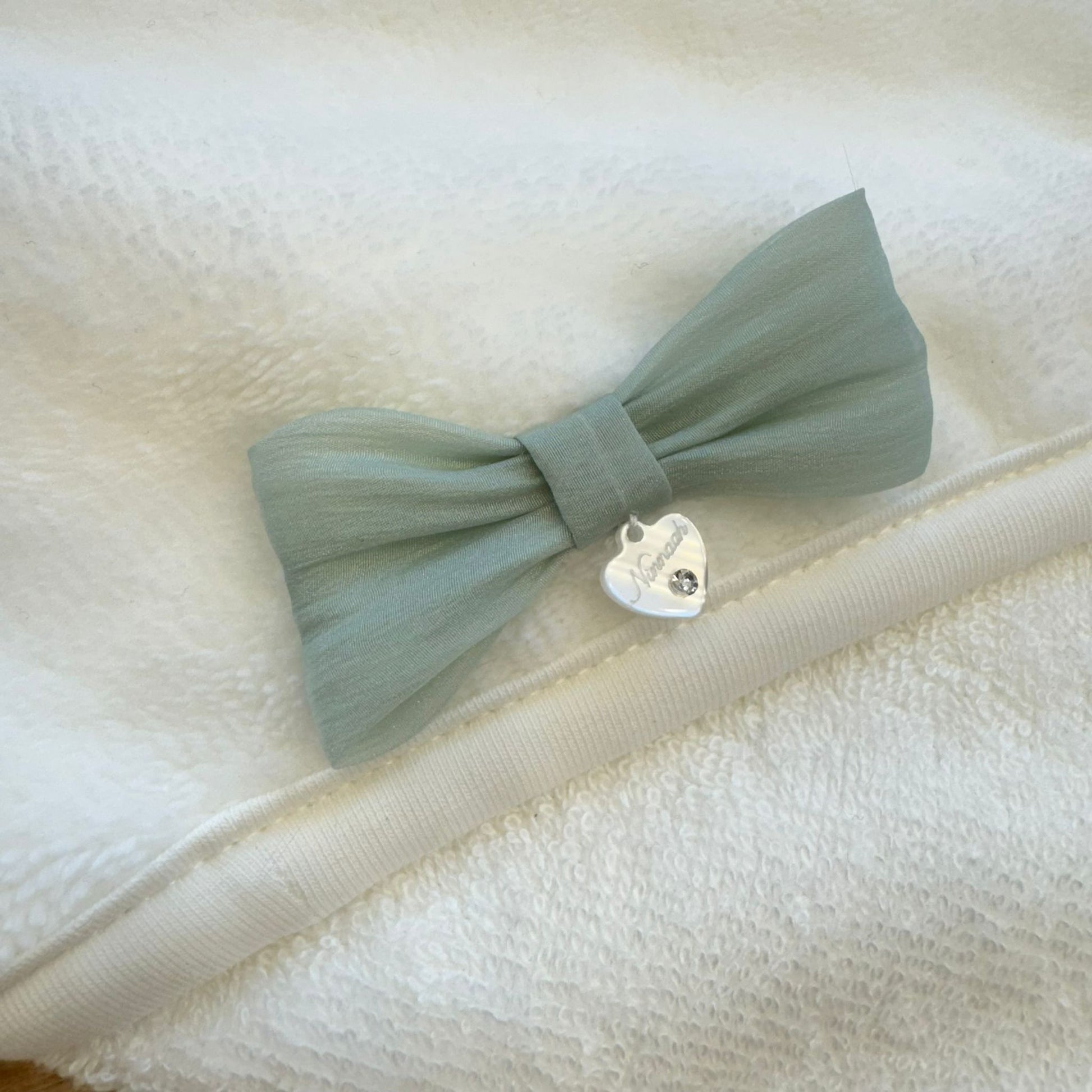 dettaglio fiocco in tulle verde salvia su accappatoio bimba