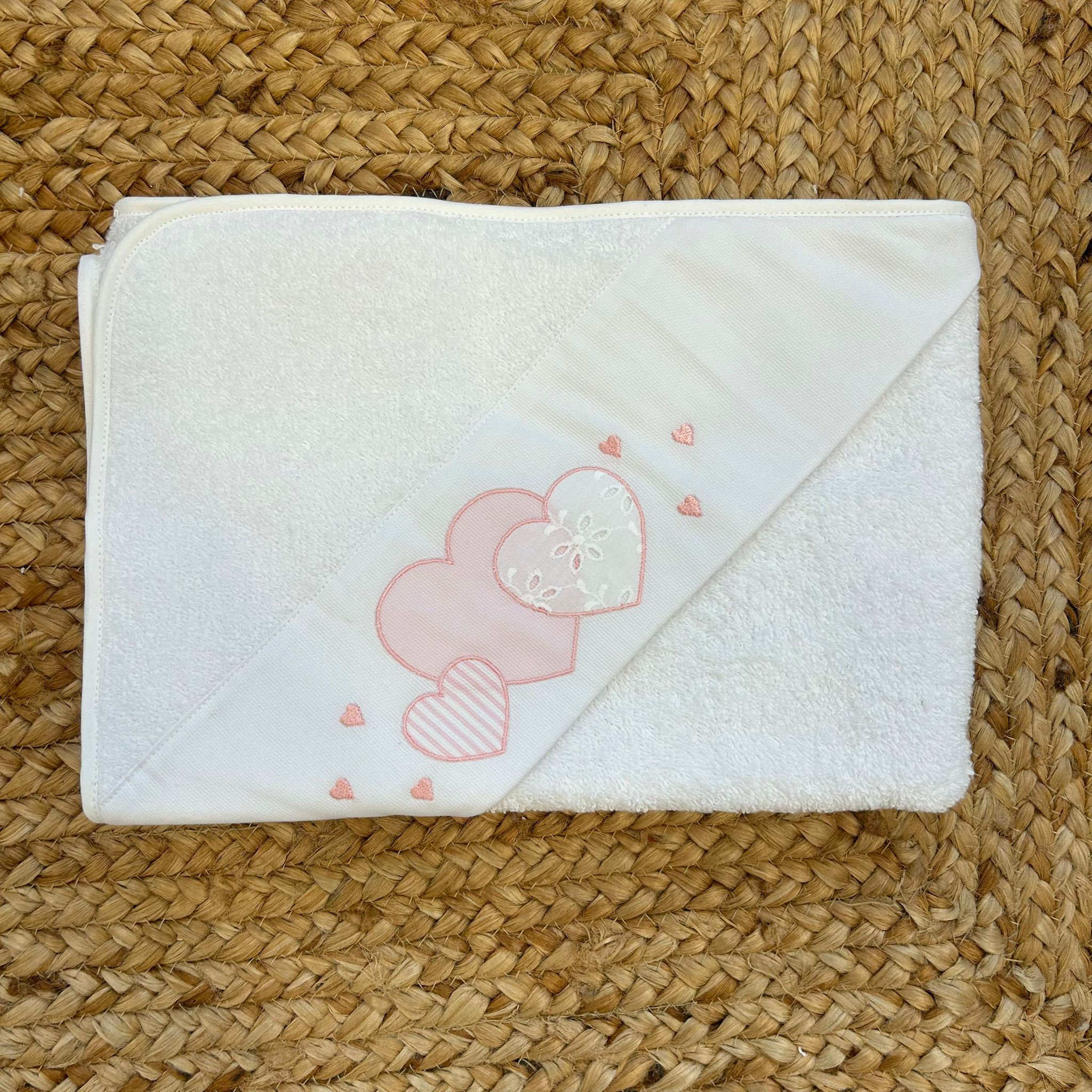 Accappatoio neonata in spugna con cuori rosa e ricamo pizzo