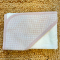 Accappatoio con cappuccio bambina in cotone e bambù panna con profili rosa e pizzo Made in Italy.