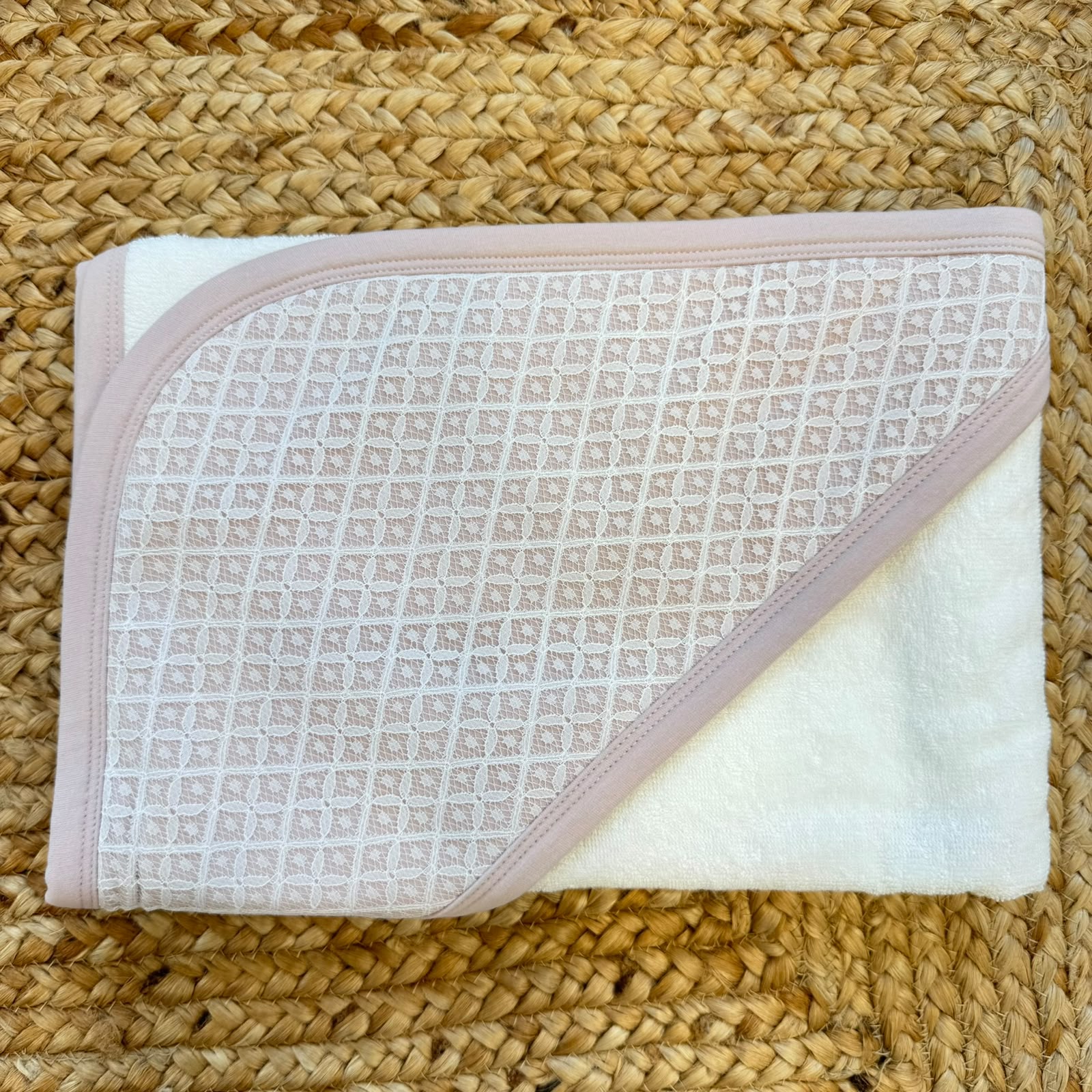 Accappatoio con cappuccio bambina in cotone e bambù panna con profili rosa e pizzo Made in Italy.