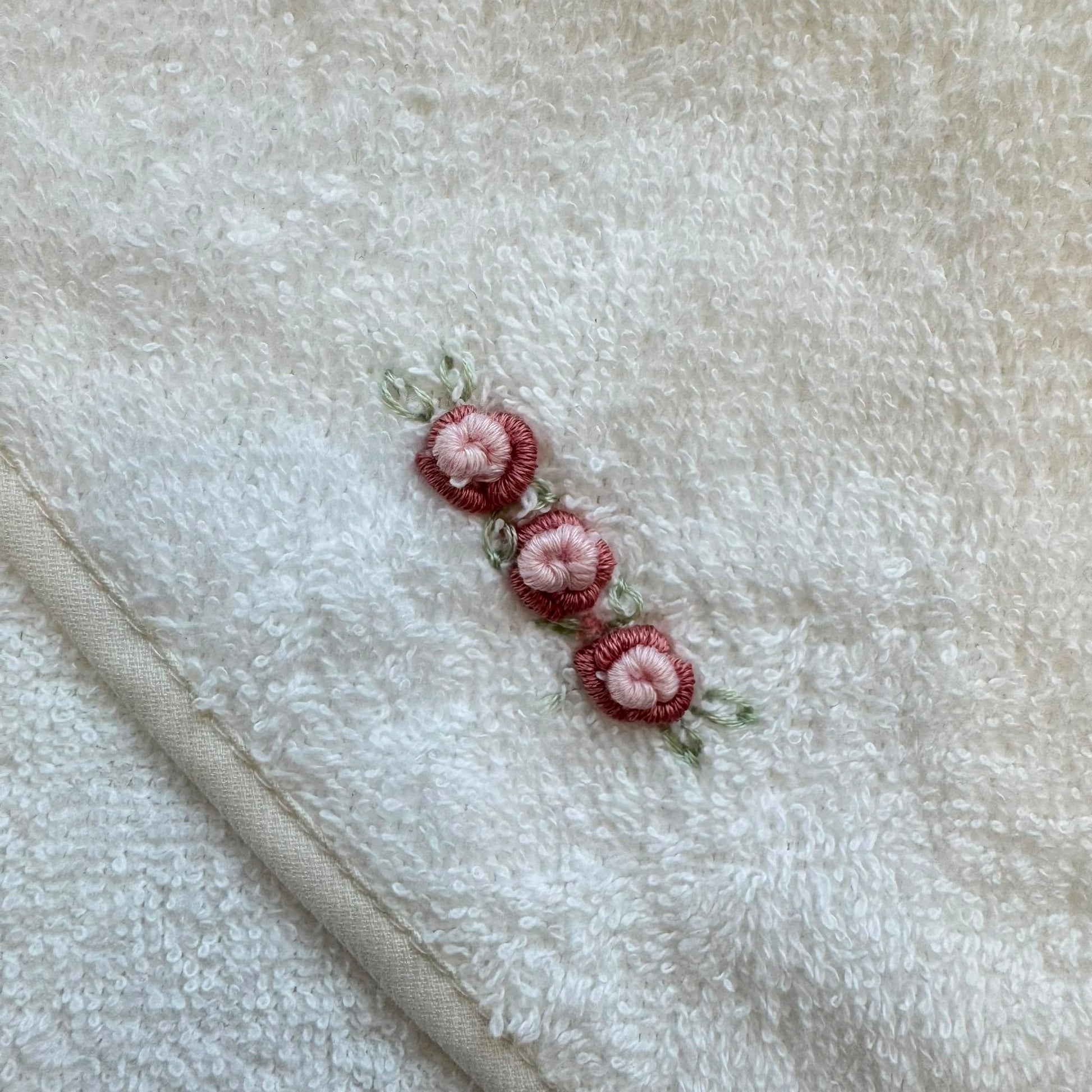 Accappatoio neonata in spugna bianca con cappuccio e roselline ricamate rosa antico
