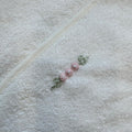 Accappatoio neonata in spugna color latte con cappuccio e roselline rosa ricamate