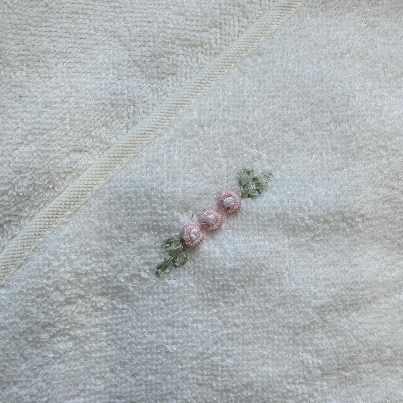 Accappatoio neonata in spugna color latte con cappuccio e roselline rosa ricamate