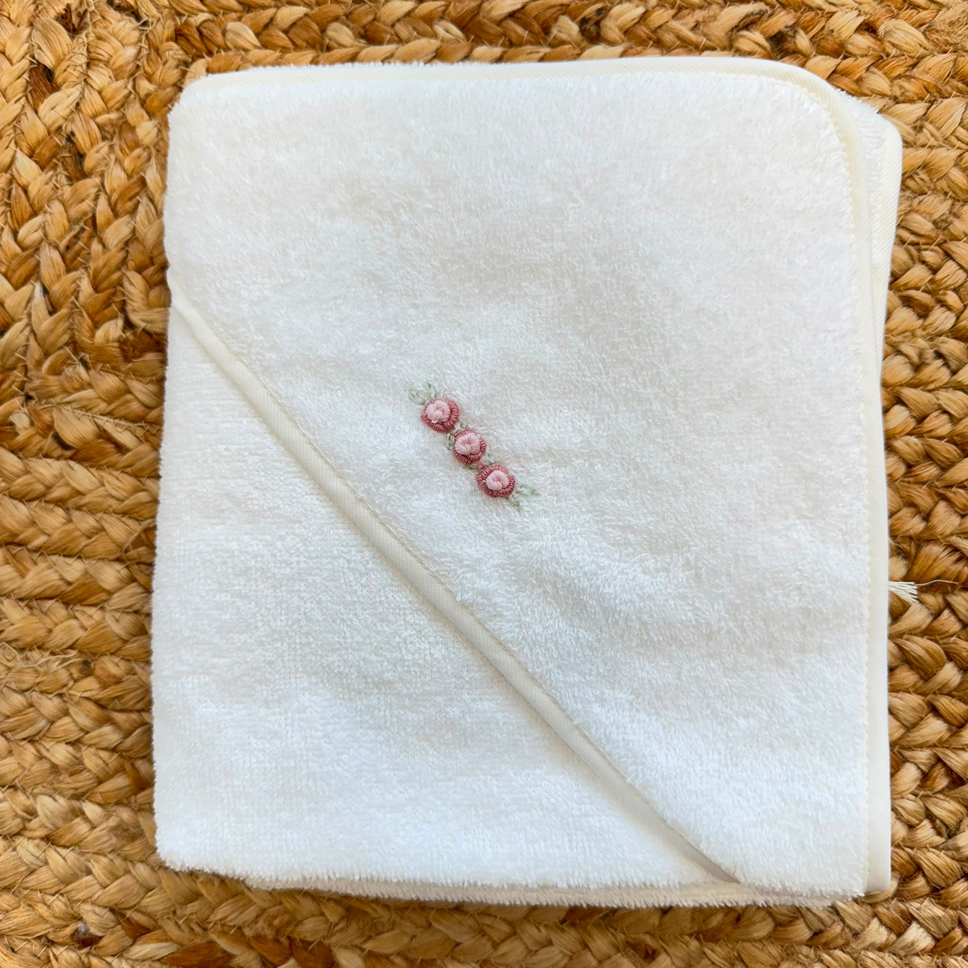 Accappatoio neonata in spugna bianca con cappuccio e roselline ricamate rosa antico