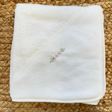Accappatoio neonata in spugna color latte con cappuccio e roselline rosa ricamate