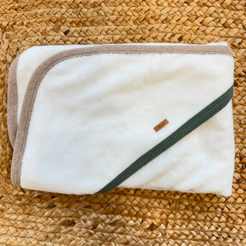 Accappatoio neonato in fibra di bambù bianco con cappuccio e bordi verde salvia e tortora