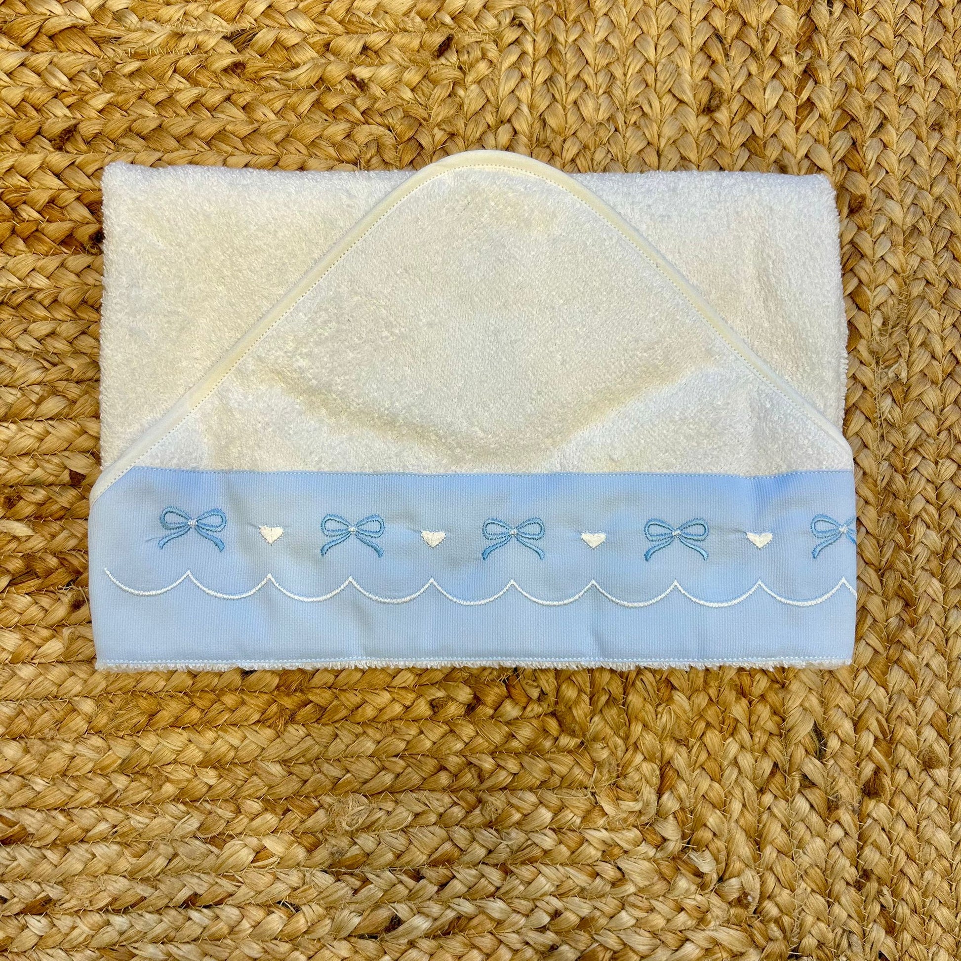 accappatoio neonato in cotone con bordo azzurro e fiocchetti ricamati