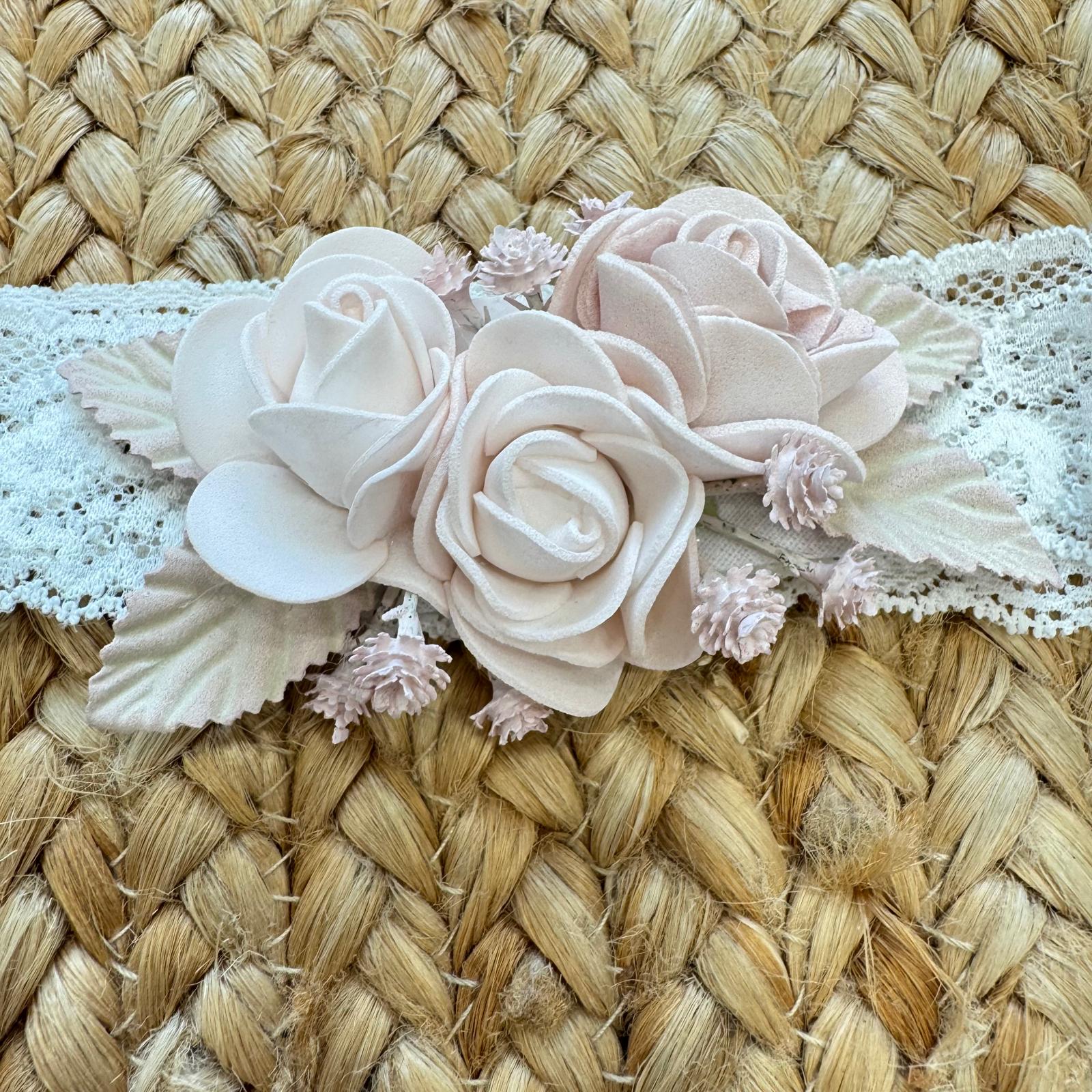 dettaglio rose tridimensionali fascia cerimonia