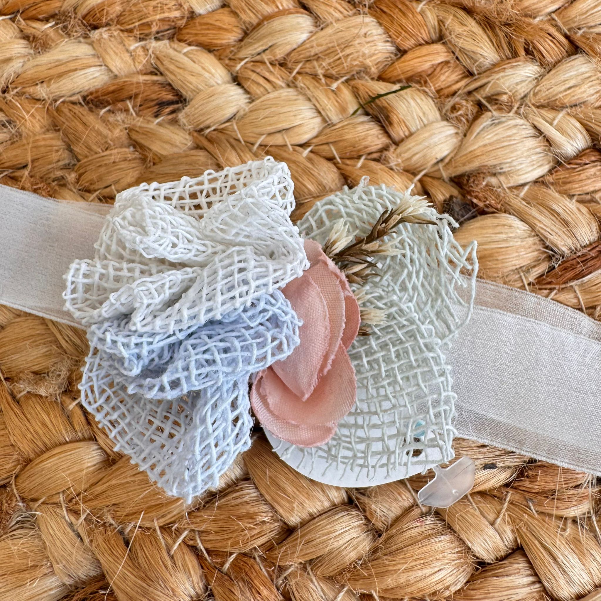 Fascia battesimo bimba con fiori juta bianca e rosa