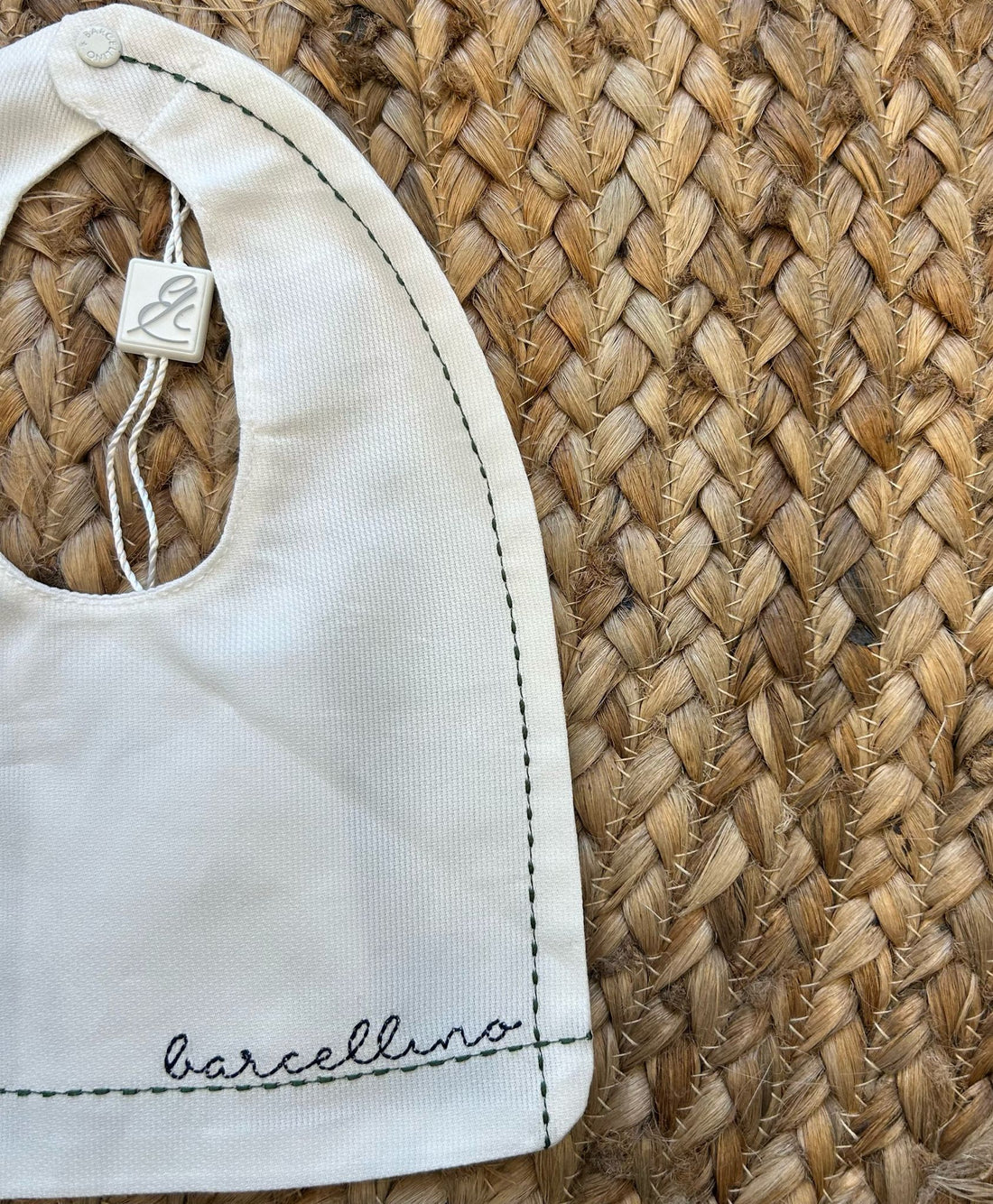 Bavaglino Barcellino con bordo ricamato verde e scritta blu