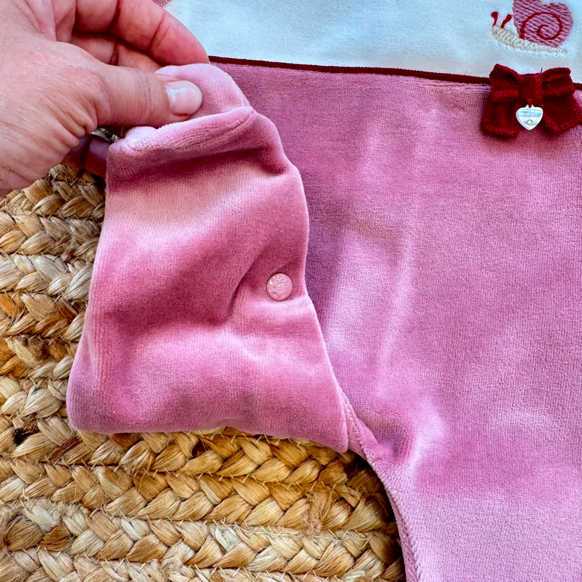 Tutina in ciniglia neonata malva e bianca con ricamo lumachina e fiocco bordeaux