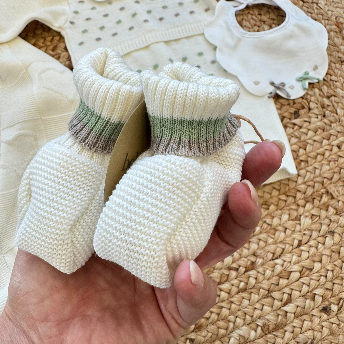 Uscita clinica neonata panna con tutina, copertina, lenzuola e accessori coordinati.