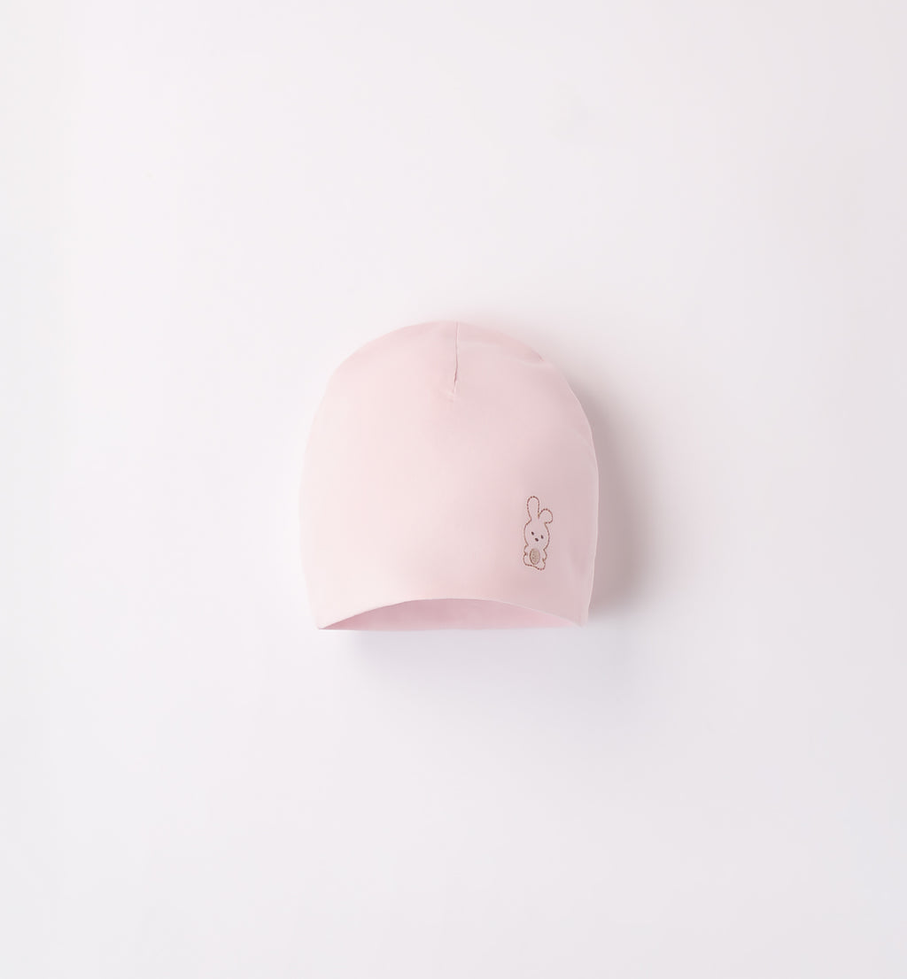 Cappellino neonato rosa delicato con coniglietto ricamato.