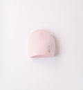 Cappellino neonato rosa delicato con coniglietto ricamato.