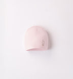 Cappellino neonato rosa delicato con coniglietto ricamato.