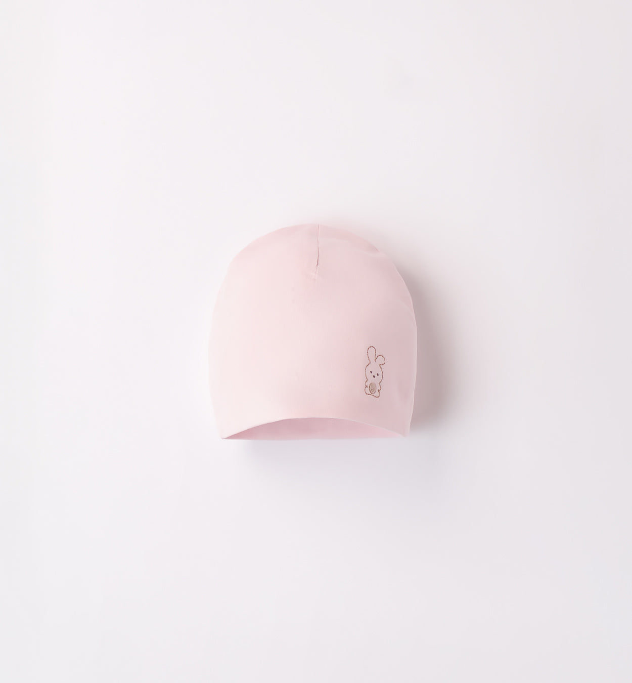 Cappellino neonato rosa delicato con coniglietto ricamato.