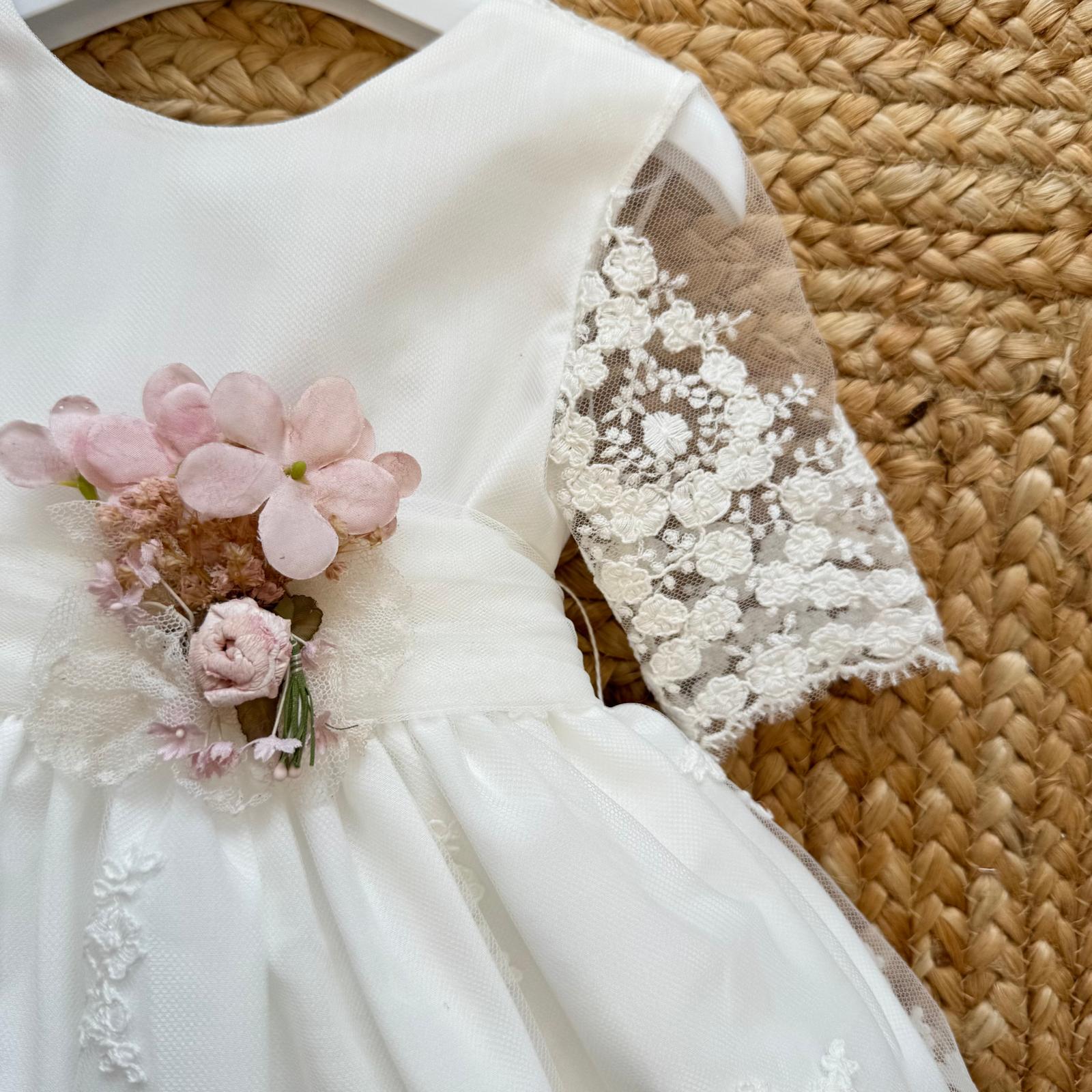 applicazione floreale rosa cipria sul punto vita