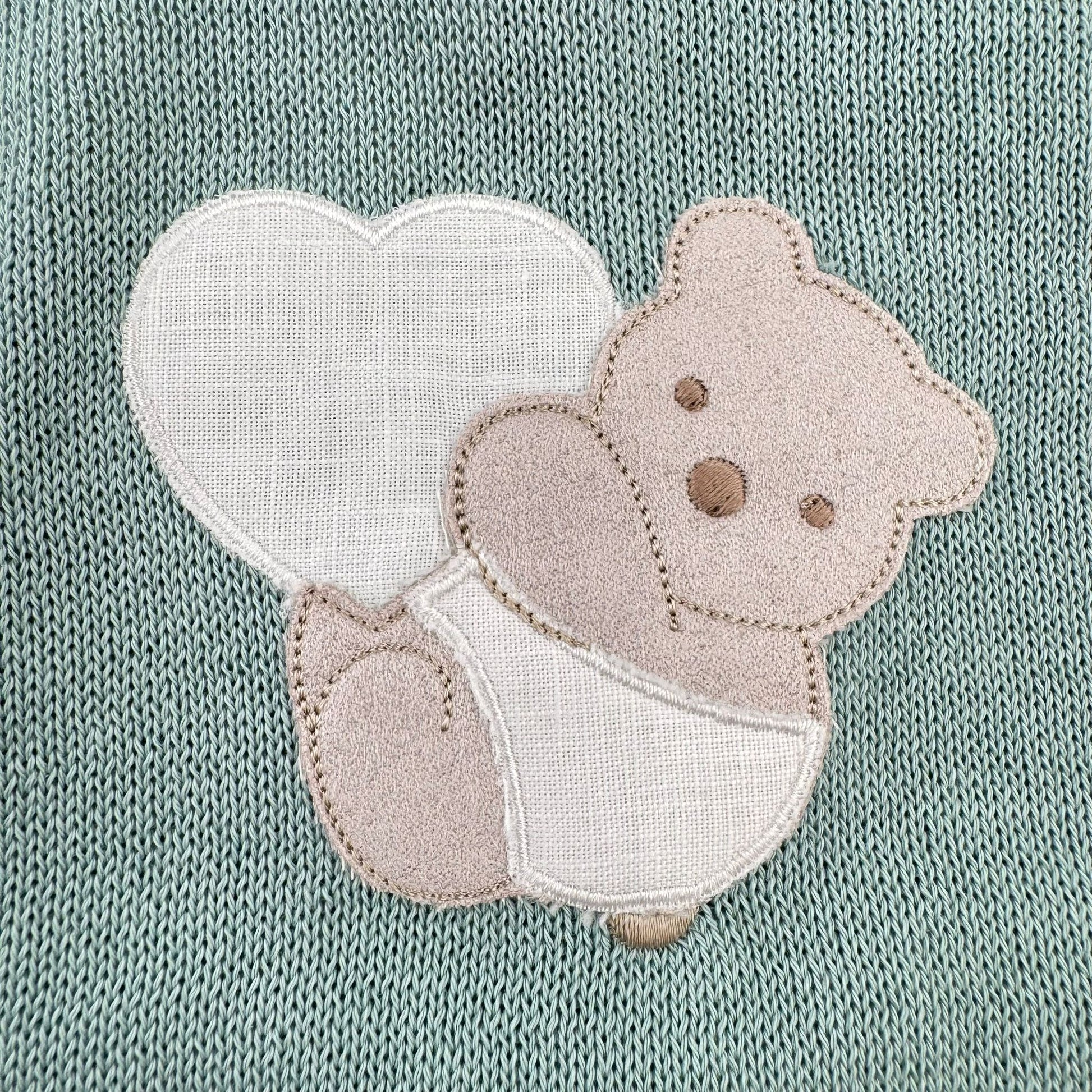 applicazione orsetto su tutina neonato in cotone