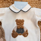 applicazione orsetto con papillon e gilet sartoriale su tutina neonato