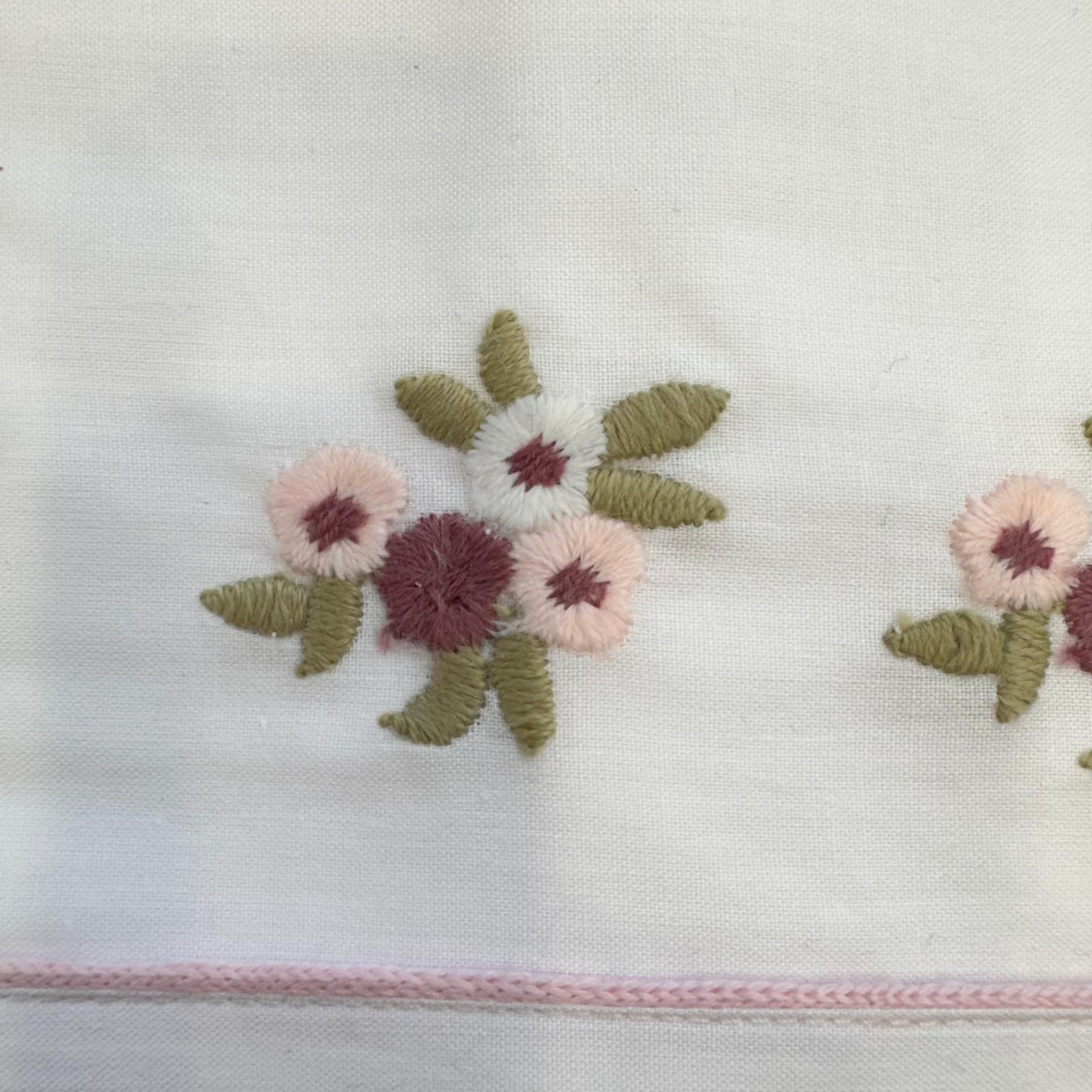 Uscita clinica misto lana con fiori ricamati panna e malva