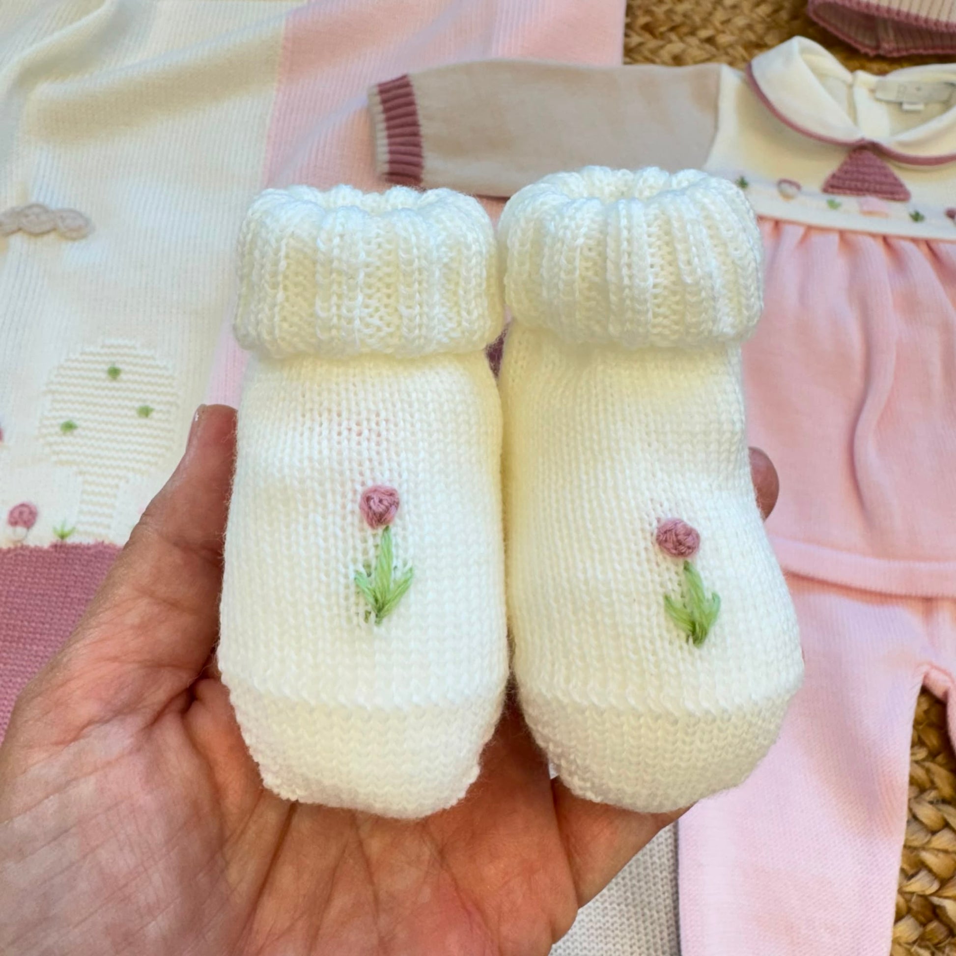 Copertina neonata in pura lana rosa, latte e beige con coordinato nascita Made in Italy.