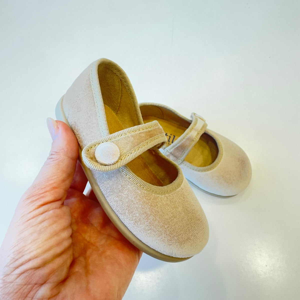 Ballerine bimba in velluto beige modello Mary Jane viste dall’alto