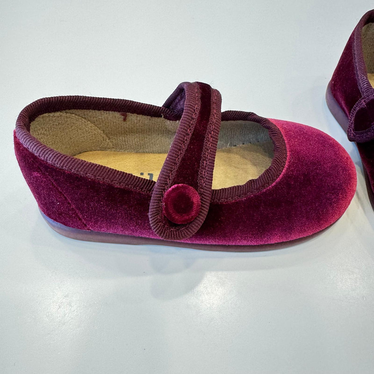 Ballerine bimba in velluto bordeaux modello Mary Jane con cinturino