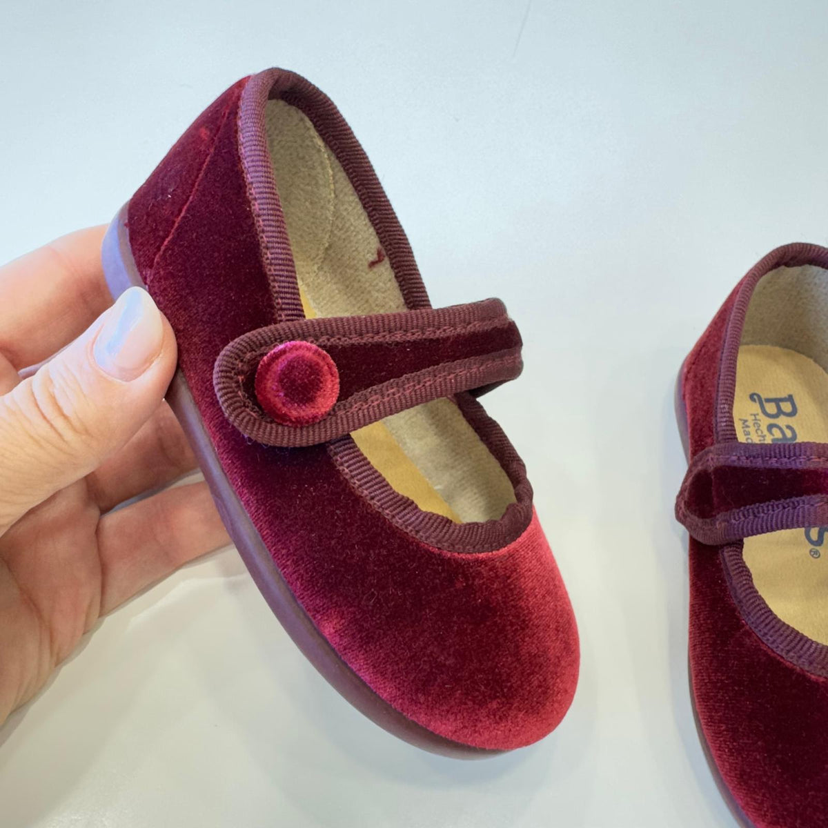 Ballerine bimba in velluto bordeaux modello Mary Jane con cinturino