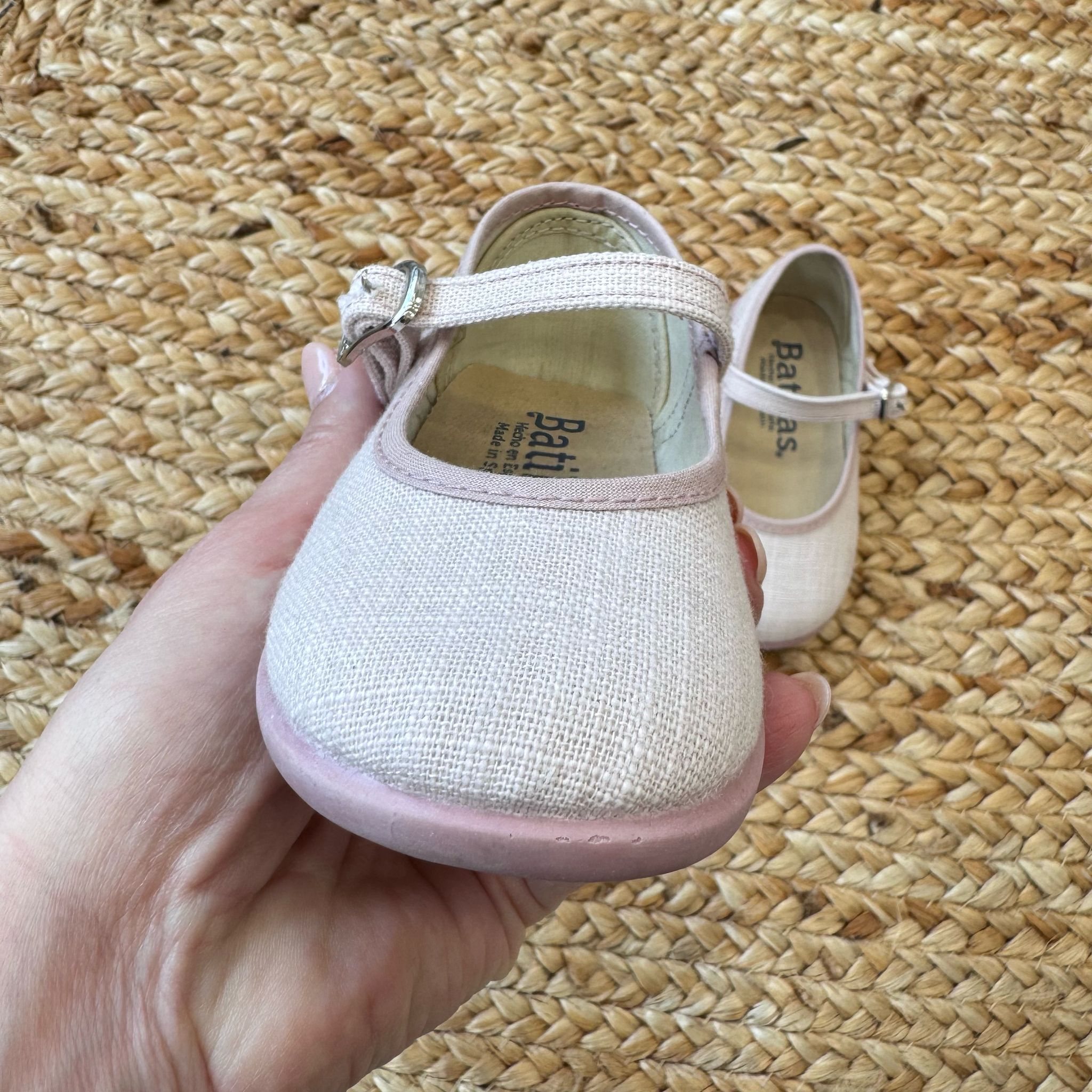 Scarpa per bambina dallo stile raffinato, ideale per occasioni speciali e look chic.